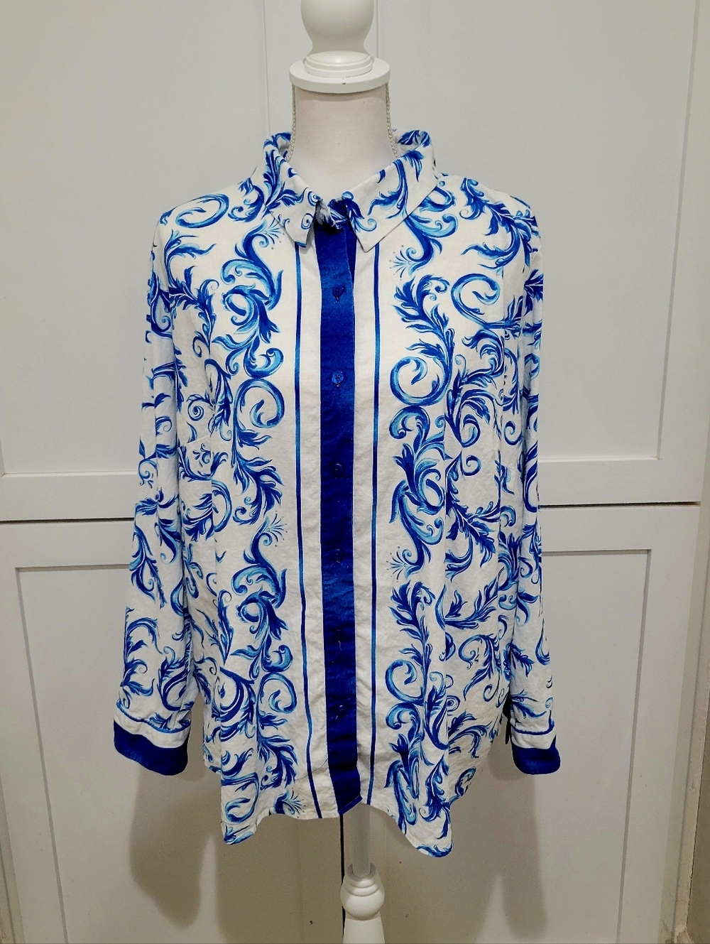 Investments Women Blue & White Scroll Print Linen Blend Button-Up Blouse | 2XL - Picture 2 of 7